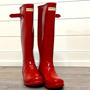 Hunter Women's Original Tall Gloss Rain Boots in Military Red Size 7